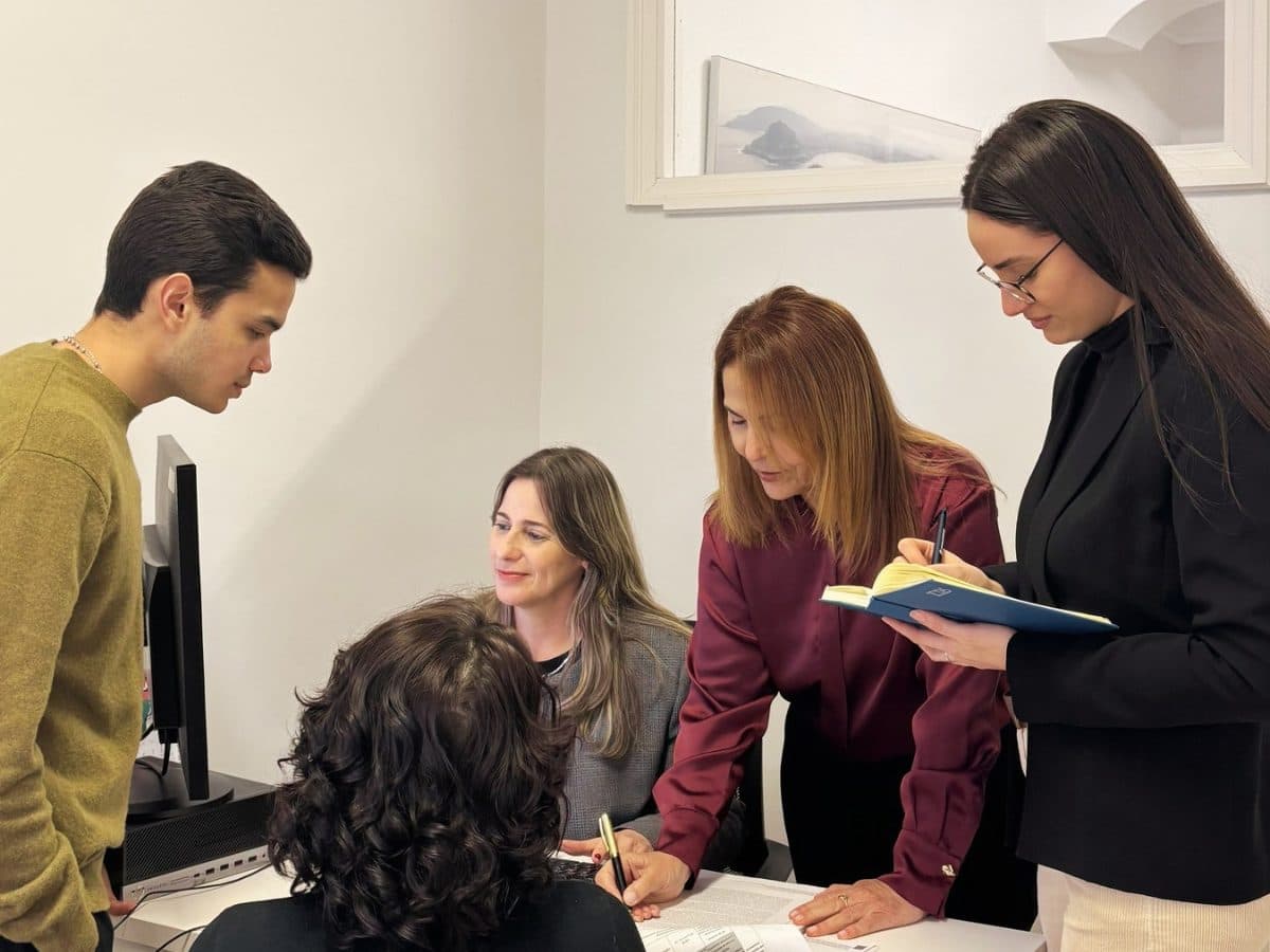 Equipo de Consultoresmas Internacional revisando juntos el expediente de un cliente