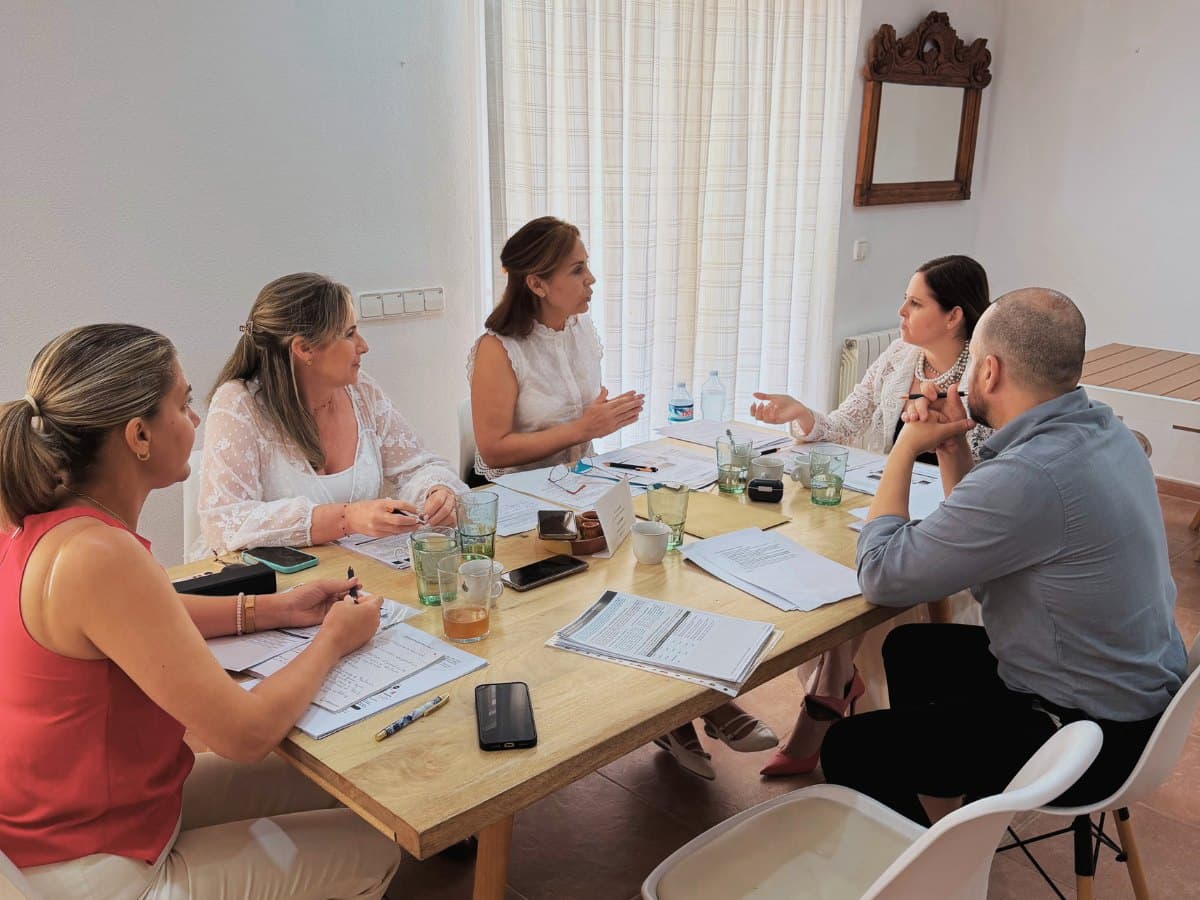 Equipo de Consultoresmas Internacional trabajando en expedientes de extranjería